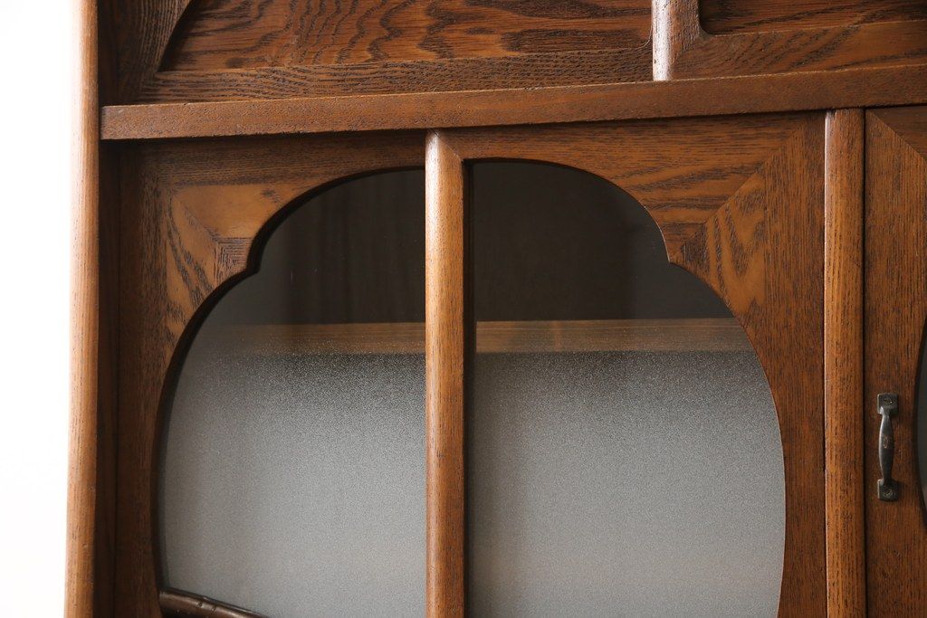 食器棚を綺麗に再生!高品質リペアを施し、棚板を作り替え。片開き戸の引手を取り替え、引き違い戸は取っ手を撤去し、引手を取り付け。濃茶色に塗装して仕上げ。