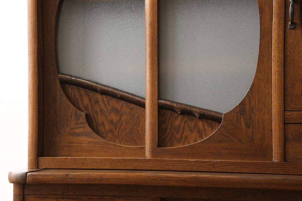 食器棚を綺麗に再生!高品質リペアを施し、棚板を作り替え。片開き戸の引手を取り替え、引き違い戸は取っ手を撤去し、引手を取り付け。濃茶色に塗装して仕上げ。