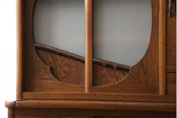 食器棚を綺麗に再生!高品質リペアを施し、棚板を作り替え。片開き戸の引手を取り替え、引き違い戸は取っ手を撤去し、引手を取り付け。濃茶色に塗装して仕上げ。