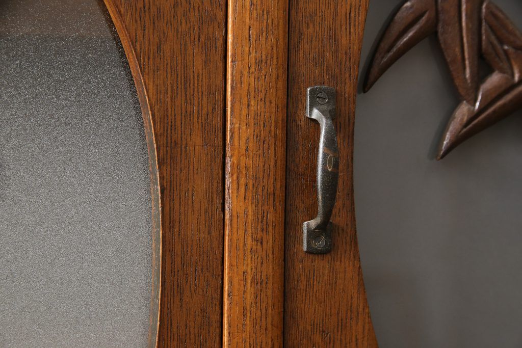 食器棚を綺麗に再生!高品質リペアを施し、棚板を作り替え。片開き戸の引手を取り替え、引き違い戸は取っ手を撤去し、引手を取り付け。濃茶色に塗装して仕上げ。