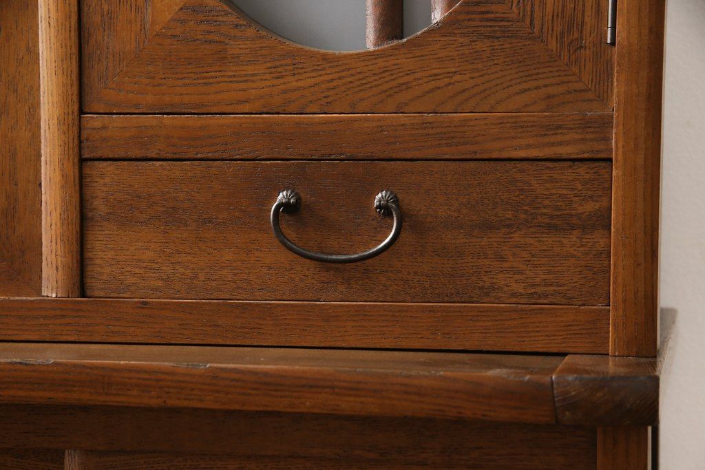 食器棚を綺麗に再生!高品質リペアを施し、棚板を作り替え。片開き戸の引手を取り替え、引き違い戸は取っ手を撤去し、引手を取り付け。濃茶色に塗装して仕上げ。