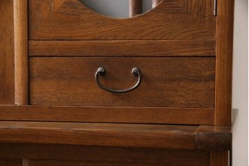 食器棚を綺麗に再生!高品質リペアを施し、棚板を作り替え。片開き戸の引手を取り替え、引き違い戸は取っ手を撤去し、引手を取り付け。濃茶色に塗装して仕上げ。