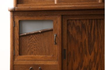 食器棚を綺麗に再生!高品質リペアを施し、棚板を作り替え。片開き戸の引手を取り替え、引き違い戸は取っ手を撤去し、引手を取り付け。濃茶色に塗装して仕上げ。