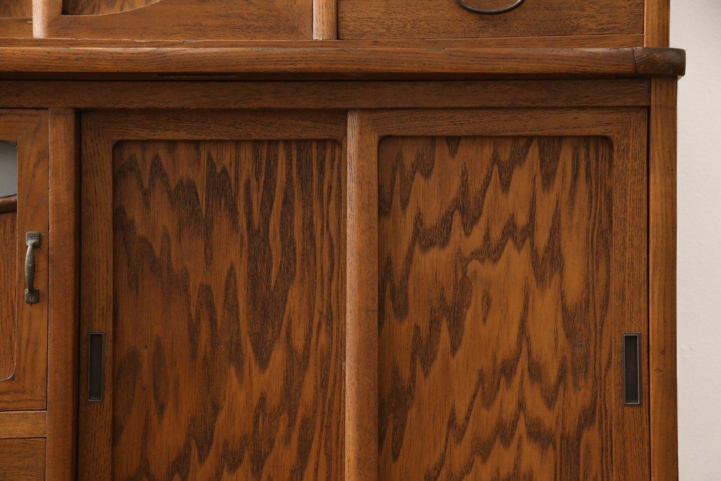 食器棚を綺麗に再生!高品質リペアを施し、棚板を作り替え。片開き戸の引手を取り替え、引き違い戸は取っ手を撤去し、引手を取り付け。濃茶色に塗装して仕上げ。