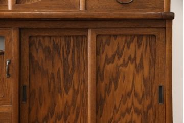 食器棚を綺麗に再生!高品質リペアを施し、棚板を作り替え。片開き戸の引手を取り替え、引き違い戸は取っ手を撤去し、引手を取り付け。濃茶色に塗装して仕上げ。