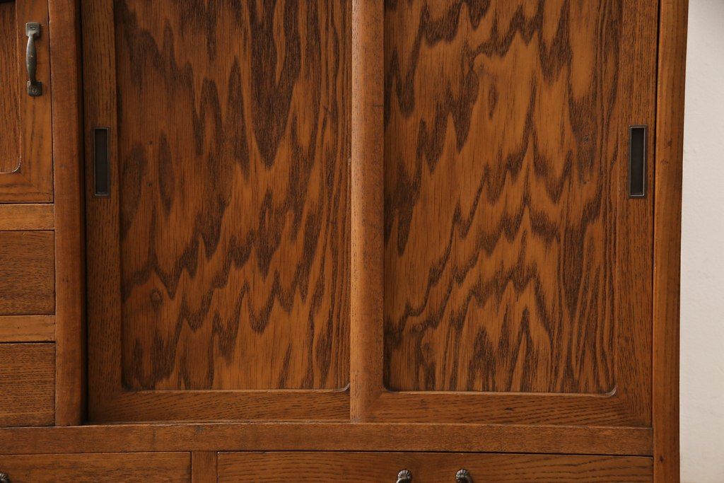 食器棚を綺麗に再生!高品質リペアを施し、棚板を作り替え。片開き戸の引手を取り替え、引き違い戸は取っ手を撤去し、引手を取り付け。濃茶色に塗装して仕上げ。