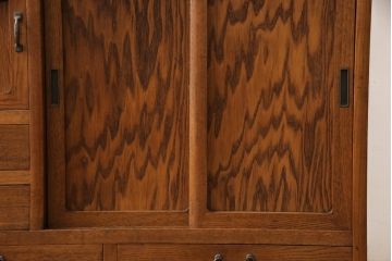 食器棚を綺麗に再生!高品質リペアを施し、棚板を作り替え。片開き戸の引手を取り替え、引き違い戸は取っ手を撤去し、引手を取り付け。濃茶色に塗装して仕上げ。