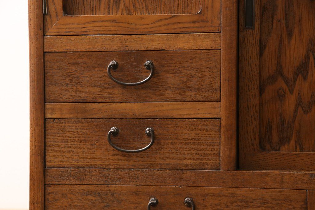 食器棚を綺麗に再生!高品質リペアを施し、棚板を作り替え。片開き戸の引手を取り替え、引き違い戸は取っ手を撤去し、引手を取り付け。濃茶色に塗装して仕上げ。