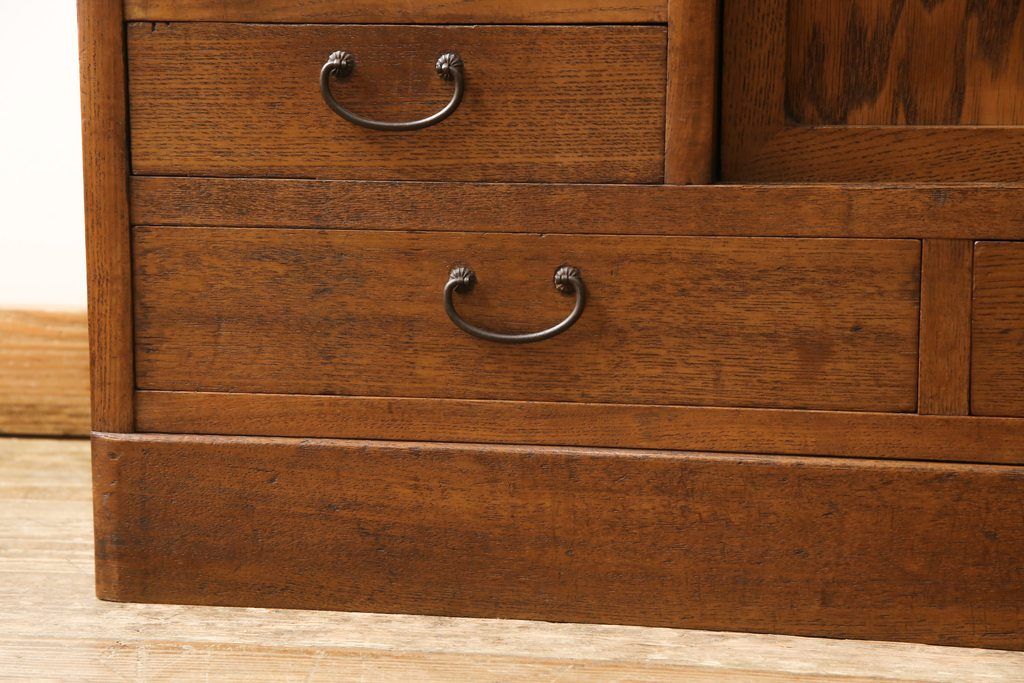 食器棚を綺麗に再生!高品質リペアを施し、棚板を作り替え。片開き戸の引手を取り替え、引き違い戸は取っ手を撤去し、引手を取り付け。濃茶色に塗装して仕上げ。