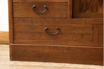 食器棚を綺麗に再生!高品質リペアを施し、棚板を作り替え。片開き戸の引手を取り替え、引き違い戸は取っ手を撤去し、引手を取り付け。濃茶色に塗装して仕上げ。