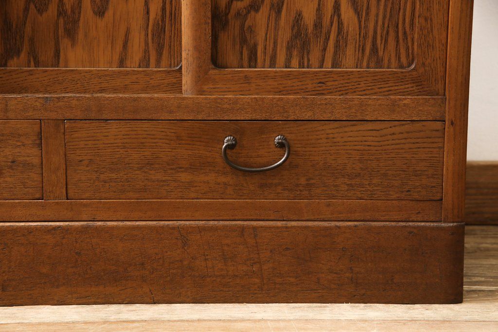 食器棚を綺麗に再生!高品質リペアを施し、棚板を作り替え。片開き戸の引手を取り替え、引き違い戸は取っ手を撤去し、引手を取り付け。濃茶色に塗装して仕上げ。