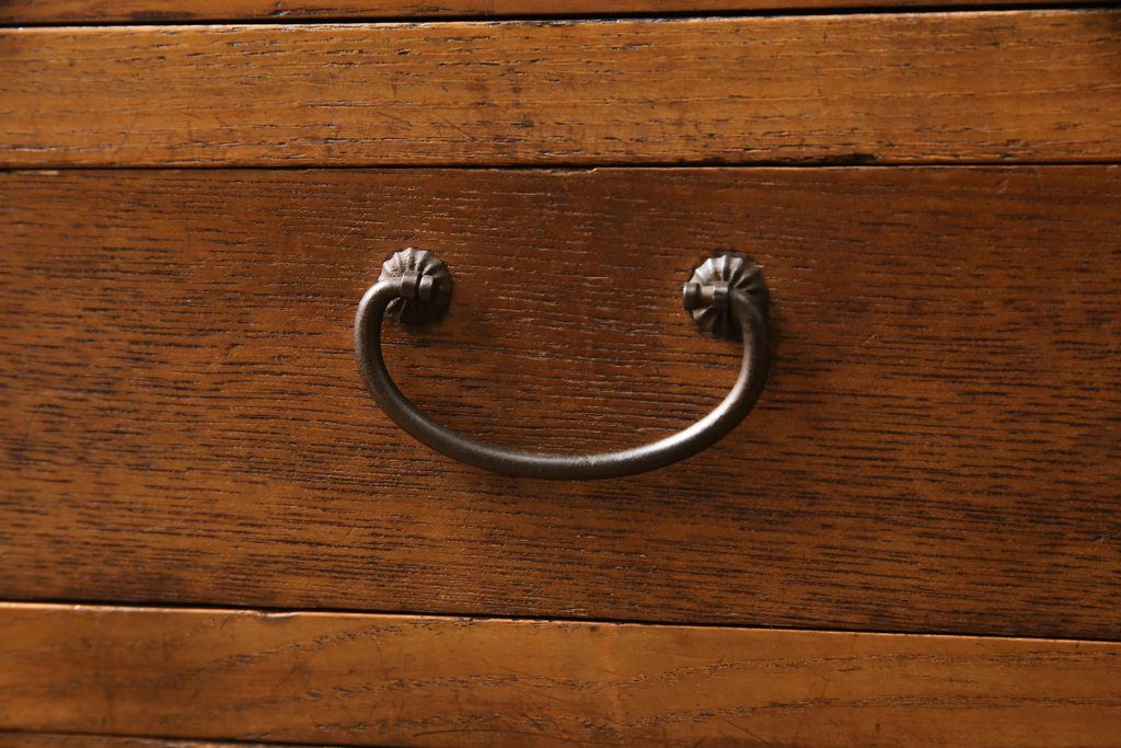 食器棚を綺麗に再生!高品質リペアを施し、棚板を作り替え。片開き戸の引手を取り替え、引き違い戸は取っ手を撤去し、引手を取り付け。濃茶色に塗装して仕上げ。