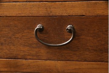 食器棚を綺麗に再生!高品質リペアを施し、棚板を作り替え。片開き戸の引手を取り替え、引き違い戸は取っ手を撤去し、引手を取り付け。濃茶色に塗装して仕上げ。