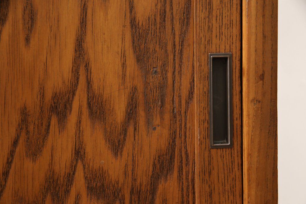 食器棚を綺麗に再生!高品質リペアを施し、棚板を作り替え。片開き戸の引手を取り替え、引き違い戸は取っ手を撤去し、引手を取り付け。濃茶色に塗装して仕上げ。