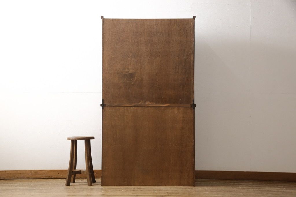 食器棚を綺麗に再生!高品質リペアを施し、棚板を作り替え。片開き戸の引手を取り替え、引き違い戸は取っ手を撤去し、引手を取り付け。濃茶色に塗装して仕上げ。