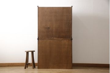 食器棚を綺麗に再生!高品質リペアを施し、棚板を作り替え。片開き戸の引手を取り替え、引き違い戸は取っ手を撤去し、引手を取り付け。濃茶色に塗装して仕上げ。