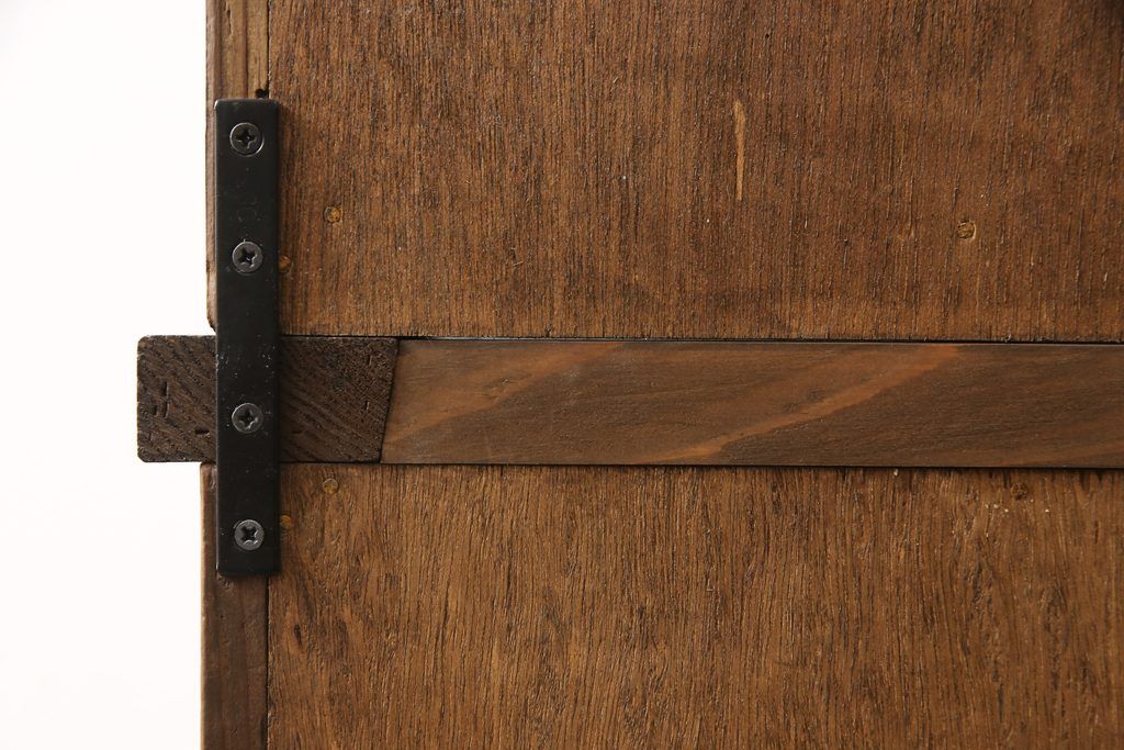 食器棚を綺麗に再生!高品質リペアを施し、棚板を作り替え。片開き戸の引手を取り替え、引き違い戸は取っ手を撤去し、引手を取り付け。濃茶色に塗装して仕上げ。