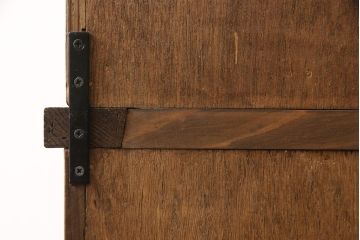 食器棚を綺麗に再生!高品質リペアを施し、棚板を作り替え。片開き戸の引手を取り替え、引き違い戸は取っ手を撤去し、引手を取り付け。濃茶色に塗装して仕上げ。