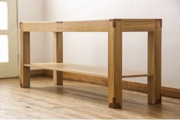 長持をテーブルにリメイク!脚は長持の材料を剥ぎ合わせて制作、天板には蓋部分に取り付けられていた金具を移設。棚板を取り付けて、汚れを洗浄しウレタン塗装仕上げに。