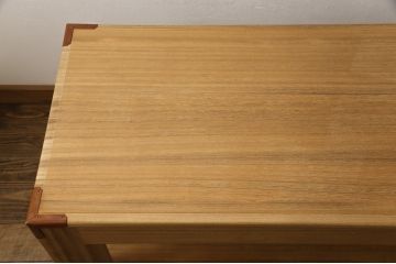 長持をテーブルにリメイク!脚は長持の材料を剥ぎ合わせて制作、天板には蓋部分に取り付けられていた金具を移設。棚板を取り付けて、汚れを洗浄しウレタン塗装仕上げに。