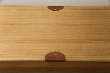 長持をテーブルにリメイク!脚は長持の材料を剥ぎ合わせて制作、天板には蓋部分に取り付けられていた金具を移設。棚板を取り付けて、汚れを洗浄しウレタン塗装仕上げに。