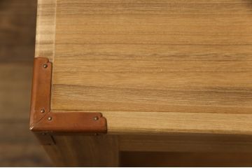 長持をテーブルにリメイク!脚は長持の材料を剥ぎ合わせて制作、天板には蓋部分に取り付けられていた金具を移設。棚板を取り付けて、汚れを洗浄しウレタン塗装仕上げに。
