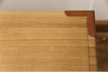 長持をテーブルにリメイク!脚は長持の材料を剥ぎ合わせて制作、天板には蓋部分に取り付けられていた金具を移設。棚板を取り付けて、汚れを洗浄しウレタン塗装仕上げに。