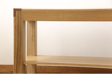 長持をテーブルにリメイク!脚は長持の材料を剥ぎ合わせて制作、天板には蓋部分に取り付けられていた金具を移設。棚板を取り付けて、汚れを洗浄しウレタン塗装仕上げに。