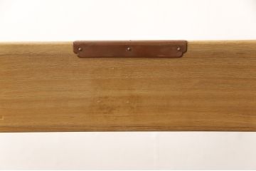 長持をテーブルにリメイク!脚は長持の材料を剥ぎ合わせて制作、天板には蓋部分に取り付けられていた金具を移設。棚板を取り付けて、汚れを洗浄しウレタン塗装仕上げに。