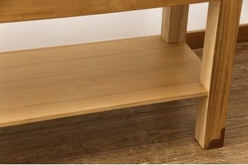 長持をテーブルにリメイク!脚は長持の材料を剥ぎ合わせて制作、天板には蓋部分に取り付けられていた金具を移設。棚板を取り付けて、汚れを洗浄しウレタン塗装仕上げに。