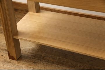 長持をテーブルにリメイク!脚は長持の材料を剥ぎ合わせて制作、天板には蓋部分に取り付けられていた金具を移設。棚板を取り付けて、汚れを洗浄しウレタン塗装仕上げに。