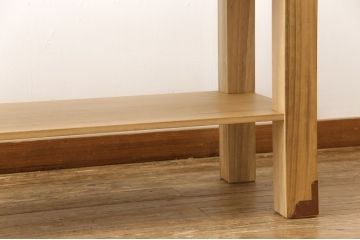 長持をテーブルにリメイク!脚は長持の材料を剥ぎ合わせて制作、天板には蓋部分に取り付けられていた金具を移設。棚板を取り付けて、汚れを洗浄しウレタン塗装仕上げに。