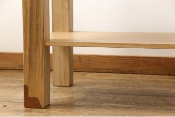 長持をテーブルにリメイク!脚は長持の材料を剥ぎ合わせて制作、天板には蓋部分に取り付けられていた金具を移設。棚板を取り付けて、汚れを洗浄しウレタン塗装仕上げに。