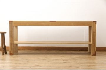 長持をテーブルにリメイク!脚は長持の材料を剥ぎ合わせて制作、天板には蓋部分に取り付けられていた金具を移設。棚板を取り付けて、汚れを洗浄しウレタン塗装仕上げに。