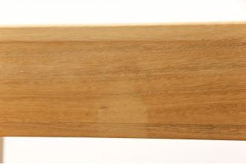 長持をテーブルにリメイク!脚は長持の材料を剥ぎ合わせて制作、天板には蓋部分に取り付けられていた金具を移設。棚板を取り付けて、汚れを洗浄しウレタン塗装仕上げに。
