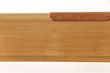 長持をテーブルにリメイク!脚は長持の材料を剥ぎ合わせて制作、天板には蓋部分に取り付けられていた金具を移設。棚板を取り付けて、汚れを洗浄しウレタン塗装仕上げに。