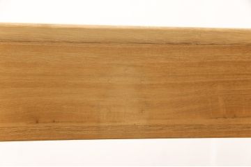 長持をテーブルにリメイク!脚は長持の材料を剥ぎ合わせて制作、天板には蓋部分に取り付けられていた金具を移設。棚板を取り付けて、汚れを洗浄しウレタン塗装仕上げに。