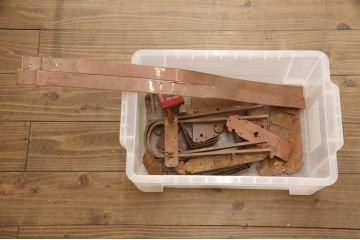 長持をテーブルにリメイク!脚は長持の材料を剥ぎ合わせて制作、天板には蓋部分に取り付けられていた金具を移設。棚板を取り付けて、汚れを洗浄しウレタン塗装仕上げに。