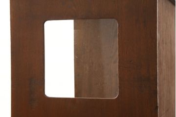 茶棚を綺麗に再生!高品質リペアを施し、引き違い戸に花柄ガラスを取り付け。上部の戸当たりは取り除き、現状の色味を活かした塗装仕上げ。