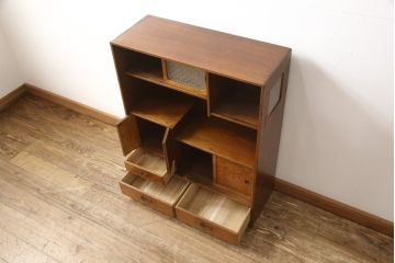 茶棚を綺麗に再生!高品質リペアを施し、引き違い戸に花柄ガラスを取り付け。上部の戸当たりは取り除き、現状の色味を活かした塗装仕上げ。