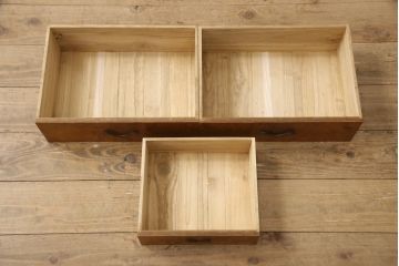 茶棚を綺麗に再生!高品質リペアを施し、引き違い戸に花柄ガラスを取り付け。上部の戸当たりは取り除き、現状の色味を活かした塗装仕上げ。