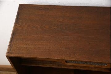 茶棚を綺麗に再生!高品質リペアを施し、引き違い戸に花柄ガラスを取り付け。上部の戸当たりは取り除き、現状の色味を活かした塗装仕上げ。