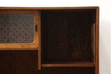 茶棚を綺麗に再生!高品質リペアを施し、引き違い戸に花柄ガラスを取り付け。上部の戸当たりは取り除き、現状の色味を活かした塗装仕上げ。