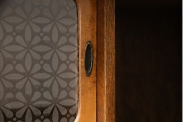茶棚を綺麗に再生!高品質リペアを施し、引き違い戸に花柄ガラスを取り付け。上部の戸当たりは取り除き、現状の色味を活かした塗装仕上げ。