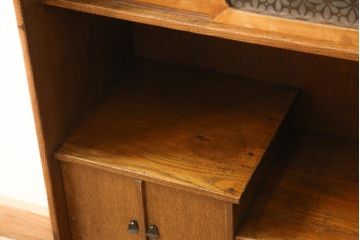 茶棚を綺麗に再生!高品質リペアを施し、引き違い戸に花柄ガラスを取り付け。上部の戸当たりは取り除き、現状の色味を活かした塗装仕上げ。