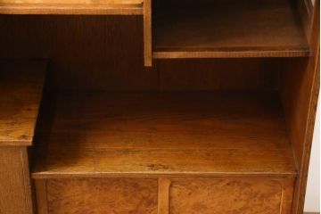 茶棚を綺麗に再生!高品質リペアを施し、引き違い戸に花柄ガラスを取り付け。上部の戸当たりは取り除き、現状の色味を活かした塗装仕上げ。
