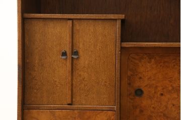 茶棚を綺麗に再生!高品質リペアを施し、引き違い戸に花柄ガラスを取り付け。上部の戸当たりは取り除き、現状の色味を活かした塗装仕上げ。