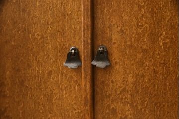 茶棚を綺麗に再生!高品質リペアを施し、引き違い戸に花柄ガラスを取り付け。上部の戸当たりは取り除き、現状の色味を活かした塗装仕上げ。