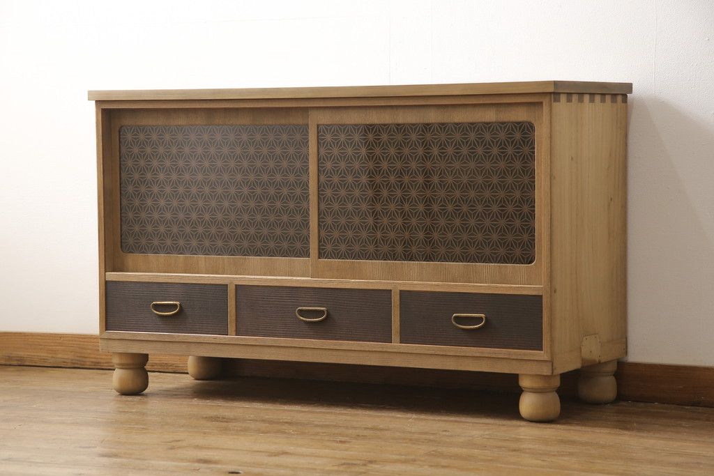 桐箪笥の上段をテレビボードにリメイク!引き戸には麻の葉柄の組子ガラスをはめ込み、天板と木製脚の取り付け。本体は木地色、引き出しと組子はチェスナット系でツートンカラーに着色仕上げ。