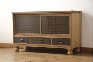 桐箪笥の上段をテレビボードにリメイク!引き戸には麻の葉柄の組子ガラスをはめ込み、天板と木製脚の取り付け。本体は木地色、引き出しと組子はチェスナット系でツートンカラーに着色仕上げ。